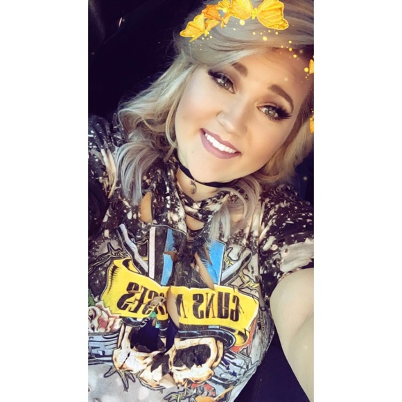 Profile Picture of Chloe Williky (@chloemw22) on Poshmark