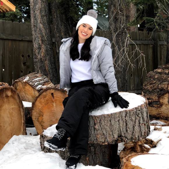 Profile Picture of Alessandra Barillas (@chebarillas) on Poshmark