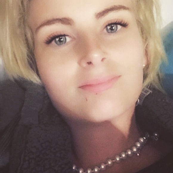 Profile Picture of April Corso (@missescorso) on Poshmark