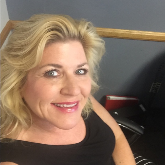 Profile Picture of Melissa Stopkey (@melissajan1) on Poshmark