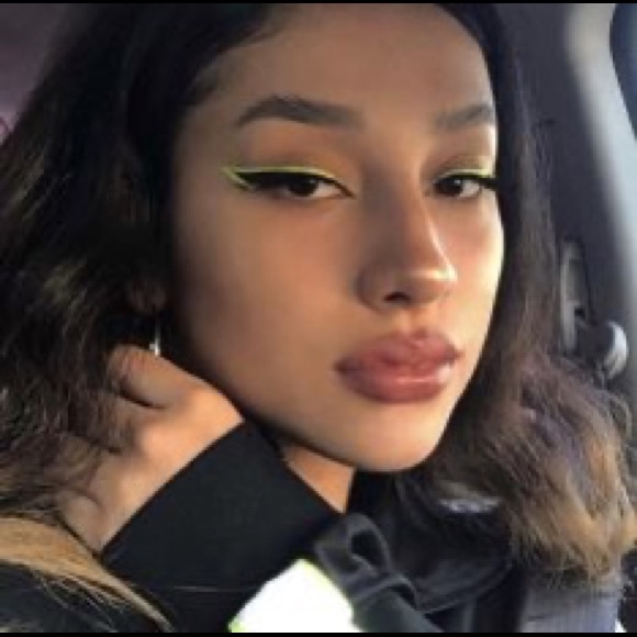 Profile Picture of Alexa Fields (@angellexxx) on Poshmark