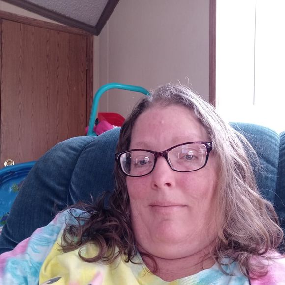 Profile Picture of Susan Holloway (@suzy_cue912010) on Poshmark