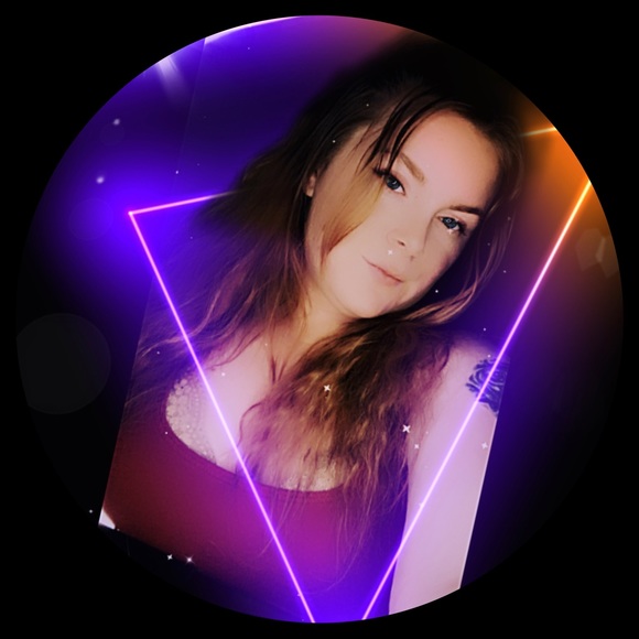 Profile Picture of Ashley Barefield (@ash_barefield) on Poshmark