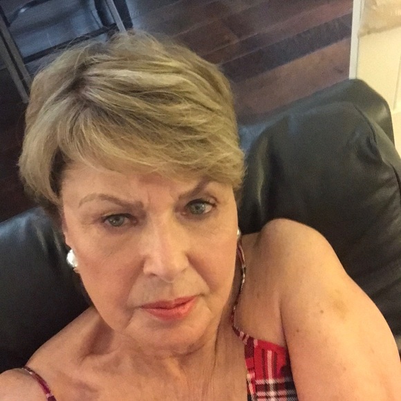 Profile Picture of Carol Hutchison (@carol_hutchison) on Poshmark