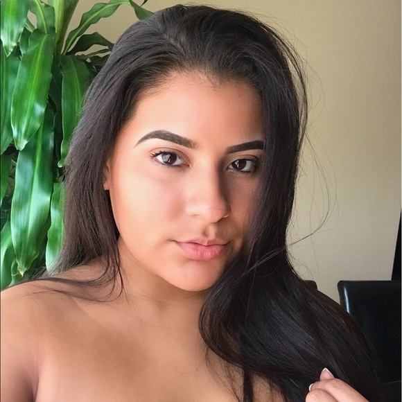 Profile Picture of Alison Martinez (@alibarbie) on Poshmark