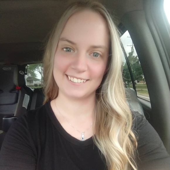 Profile Picture of Danielle Hutchens (@dmjm1519) on Poshmark