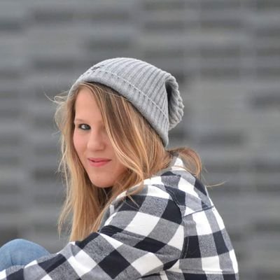 Profile Picture of Elena (@elena_craig_) on Twitter