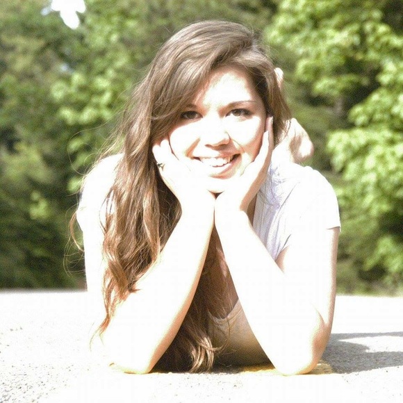 Profile Picture of Cassandra Hirata (@cassandrakins) on Poshmark