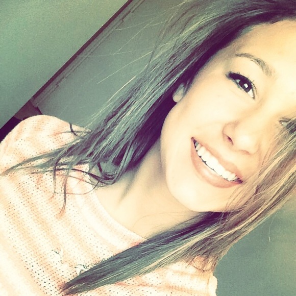 Profile Picture of Taylor Wuestenfeld (@tay_wuestenfeld) on Poshmark