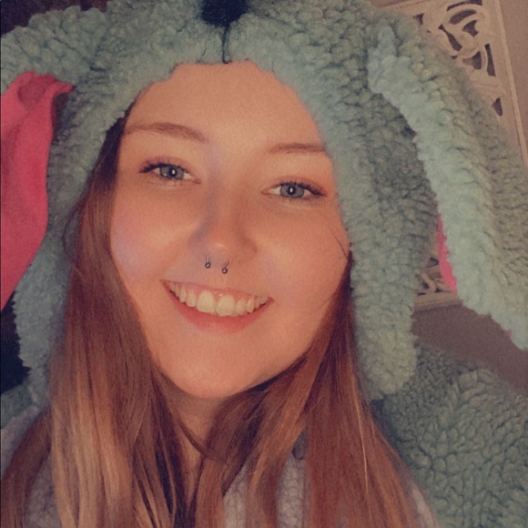 Profile Picture of Jennessa Henkelman (@jennessae) on Poshmark