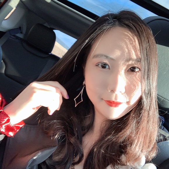 Profile Picture of Neeko Tang (@neeko623) on Poshmark