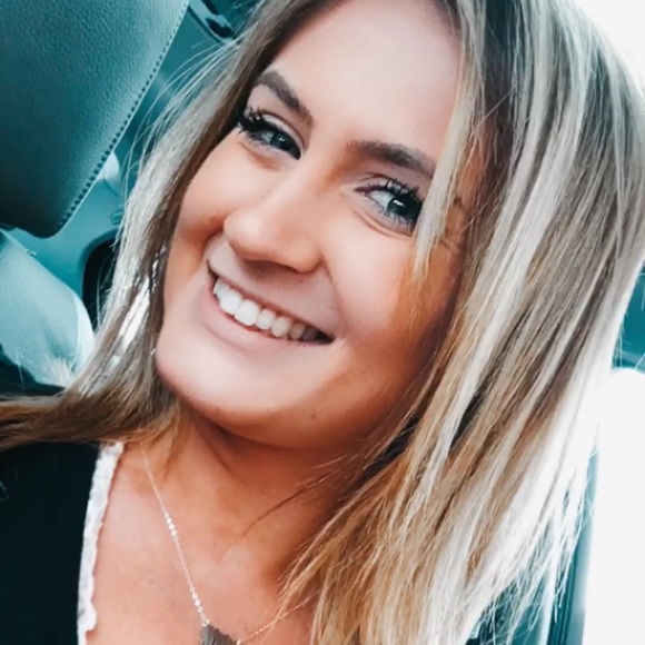 Profile Picture of Gretchen Neuschwander (@gretxhen) on Poshmark