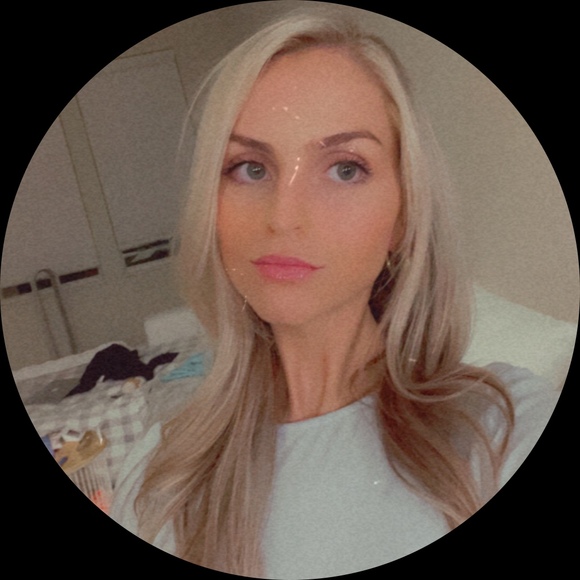 Profile Picture of Nicole Simons (@nikkisimons) on Poshmark