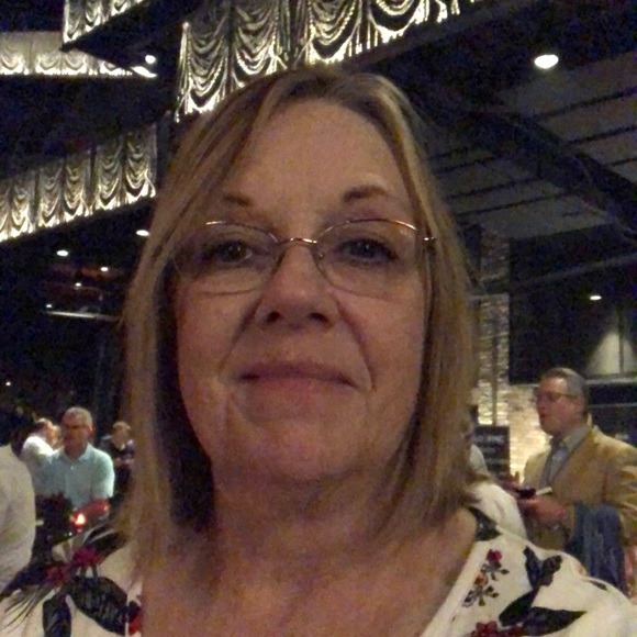 Profile Picture of Lynda Hjelm (@lyndahjelm) on Poshmark