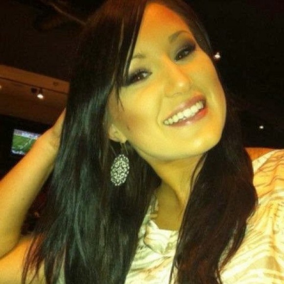 Profile Picture of Sara Hathy (@sarahathy) on Poshmark