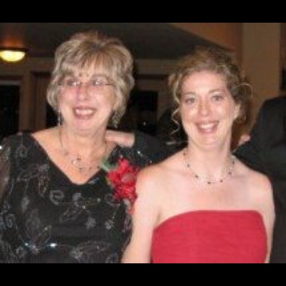 Profile Picture of Laura Genadek (@lfischer21) on Poshmark