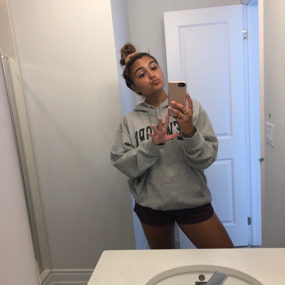 Profile Picture of Sara Reale (@sararealee) on Poshmark