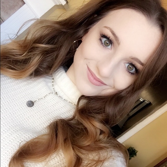 Profile Picture of Caitlin Singleton (@cmsingletonn) on Poshmark