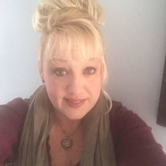 Profile Picture of Dawn Arwine (@jarwine) on Poshmark