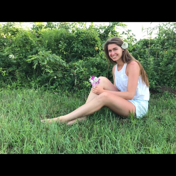 Profile Picture of Elizabeth Lepovsky (@ejlepo01) on Poshmark