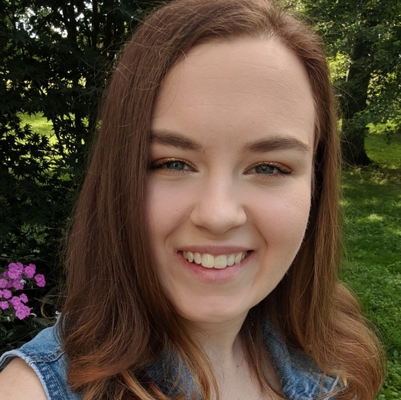 Profile Picture of Becca Heffley (@beccaheffley) on Poshmark