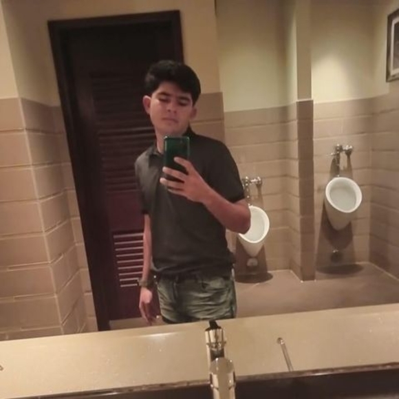 Profile Picture of David Haros (@harosdavid85) on Poshmark