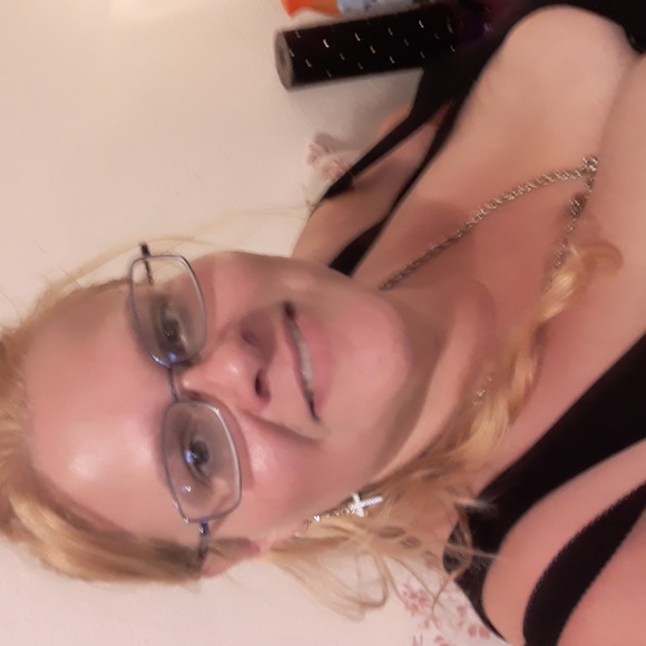 Profile Picture of Shellie Kinyon (@shelliemkinyon) on Poshmark