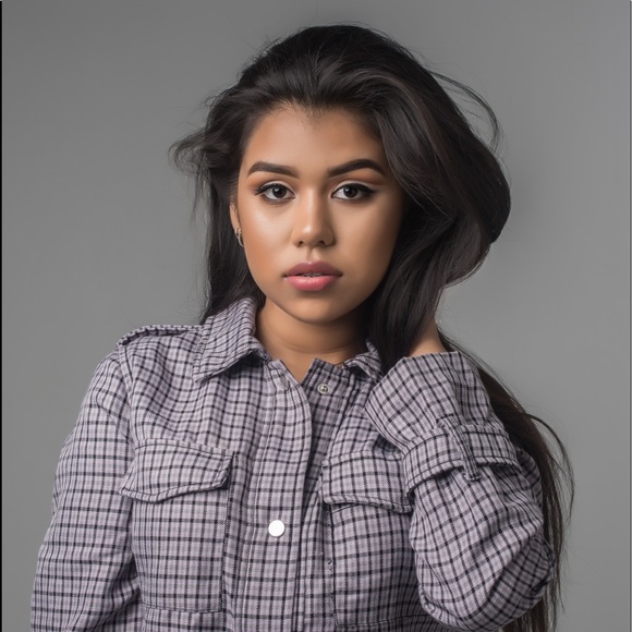 Profile Picture of Laura Claros (@lauraclaros__) on Poshmark