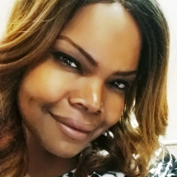 Profile Picture of Crystal Couture (@crystalanders) on Poshmark