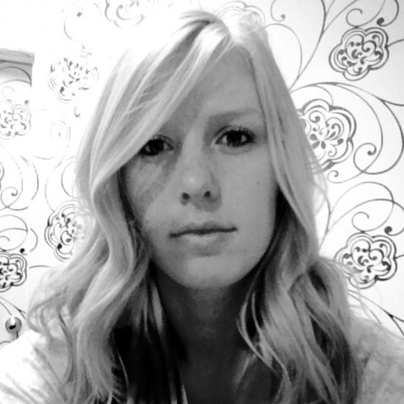 Profile Picture of Sarah Settle (@sarahtoga) on Poshmark