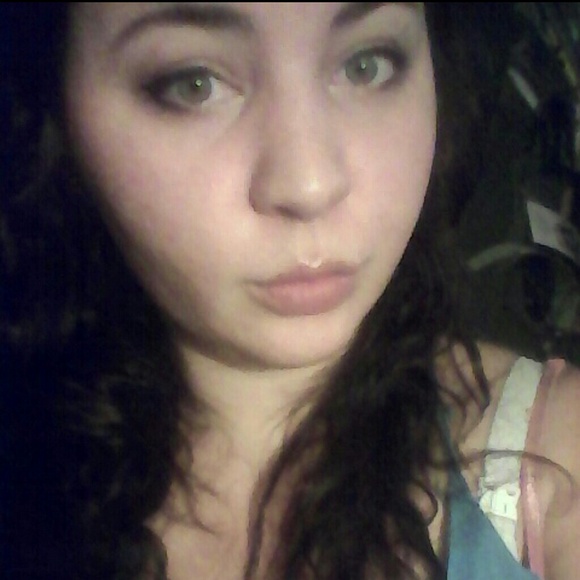 Profile Picture of Rachel Fahlsing (@racheipie) on Poshmark