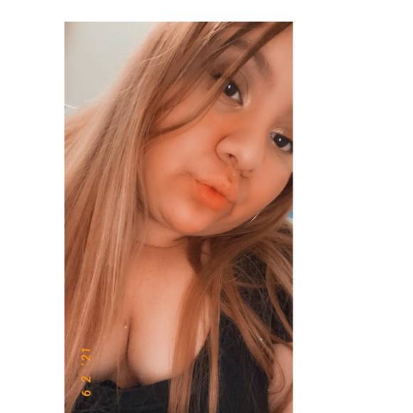 Profile Picture of Aura Gonzalez (@gonzalezloren73) on Poshmark
