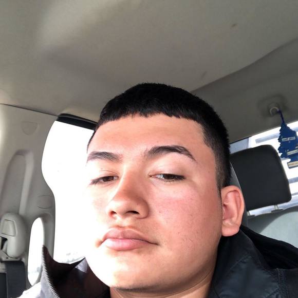 Profile Picture of Eidson Arras (@earras) on Poshmark