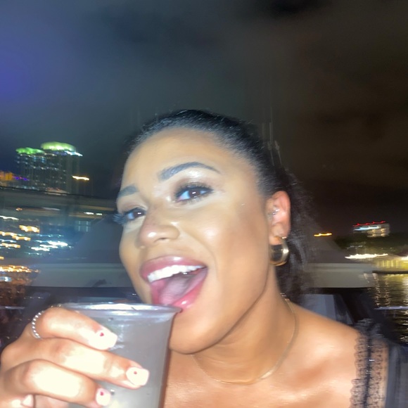 Profile Picture of Aaliyah Allen (@aaliyahallen30) on Poshmark