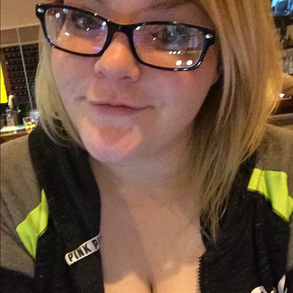 Tahra Schoenberger - Poshmark Profile Picture of Tahra Schoenberger (@tahraroooo) on Poshmark