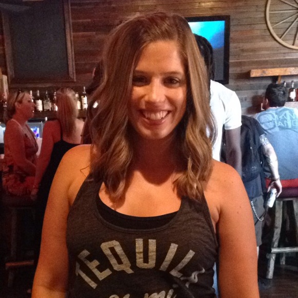 Toni Thomforde - Poshmark Profile Picture of Toni Thomforde (@tthomforde) on Poshmark