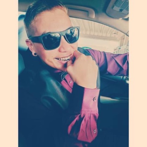 Profile Picture of Bonnie Santiago (@bonnie_santiago) on Poshmark