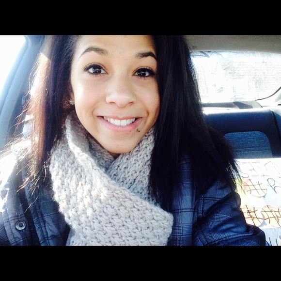 Profile Picture of Sophia Edmonds (@sophiacheer15) on Poshmark