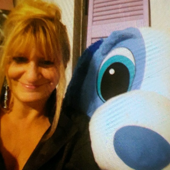 Profile Picture of Kim Tuccillo (@kimtuccillo) on Poshmark