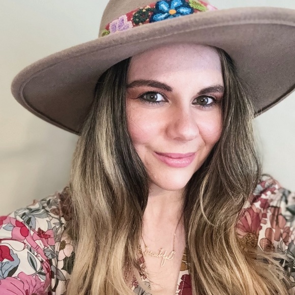 Profile Picture of Amanda Mandell (@manolomandi) on Poshmark