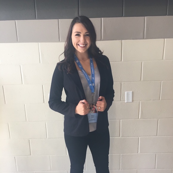 Profile Picture of Alli Mackner (@allimackner) on Poshmark