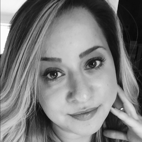 Profile Picture of Joanne Monty (@jo_viv318) on Poshmark