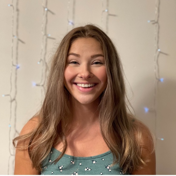 Profile Picture of Hannah Luciw (@hannah_xoxo_88) on Poshmark