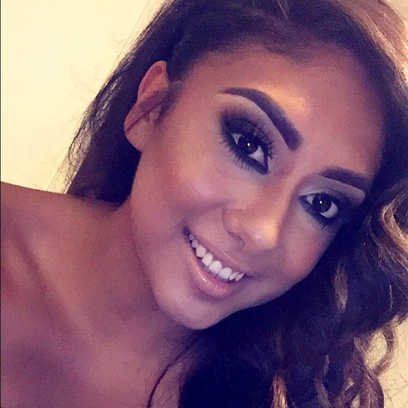 Profile Picture of Esmeralda Athayde (@esmeryvettea) on Poshmark