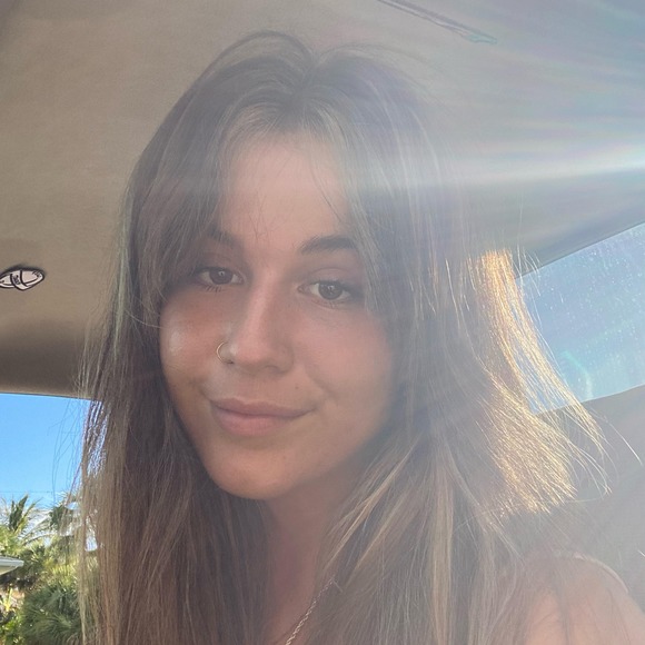 Profile Picture of Nicole Glusing (@samanthavern620) on Poshmark