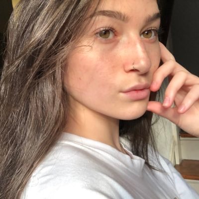 Profile Picture of Catherine Cox (@messybunhotmess) on Twitter
