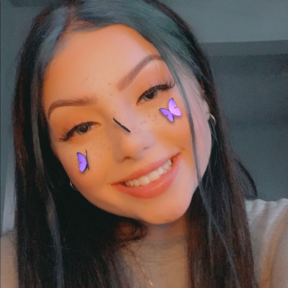 Profile Picture of Maley Gravette (@maleygravette) on Poshmark