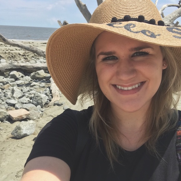 Profile Picture of Caitlin Strawn (@cnstrawn) on Poshmark