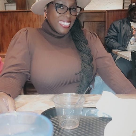 Profile Picture of Melva Hook (@melvahook) on Poshmark