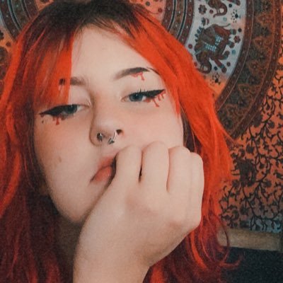 Profile Picture of Claire McNamee (@cluurrburr) on Twitter